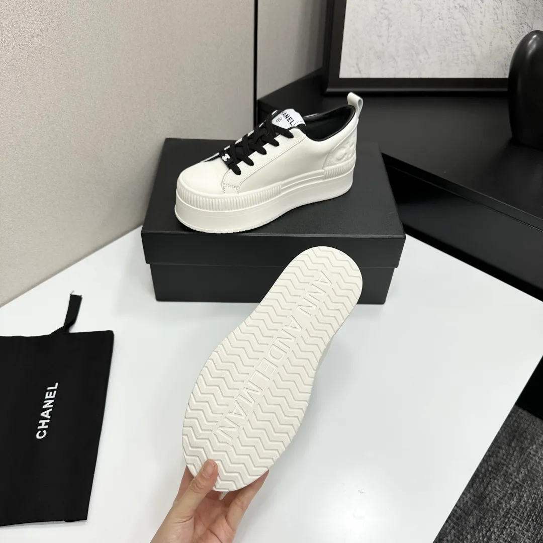 👟👟Ex-factory price 560👟👟Chanel Panda Shoes! 2025 counter's top casual sports shoes. This classic design; the upper is electro-embroidered with a variety of techniques; the outsole is fashionable and sporty; the unusual inclusion of a variety of color matching elements... The diversified mix and match is very good-looking and versatile, and can be used for leisure, fashion, sports, and outdoor... ꫛꫀꪝ Go➫ Materials: ❶Upper made of: original imported first-layer silk cowhide + original waterproof cloth + original first-layer cowhide ❷Inner lining: Breathable mesh ❸ Outsole based on: original TPU combination outsole, full set of boutique packaging for women 35–41